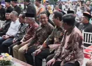 Anies Baswedan tampak duduk berdampingan bersama Basuki Tjahaja Purnama atau biasa disapa Ahok dalam acara yang berlangsung di Pendopo Balai Kota Jakarta. (tangkap layar)